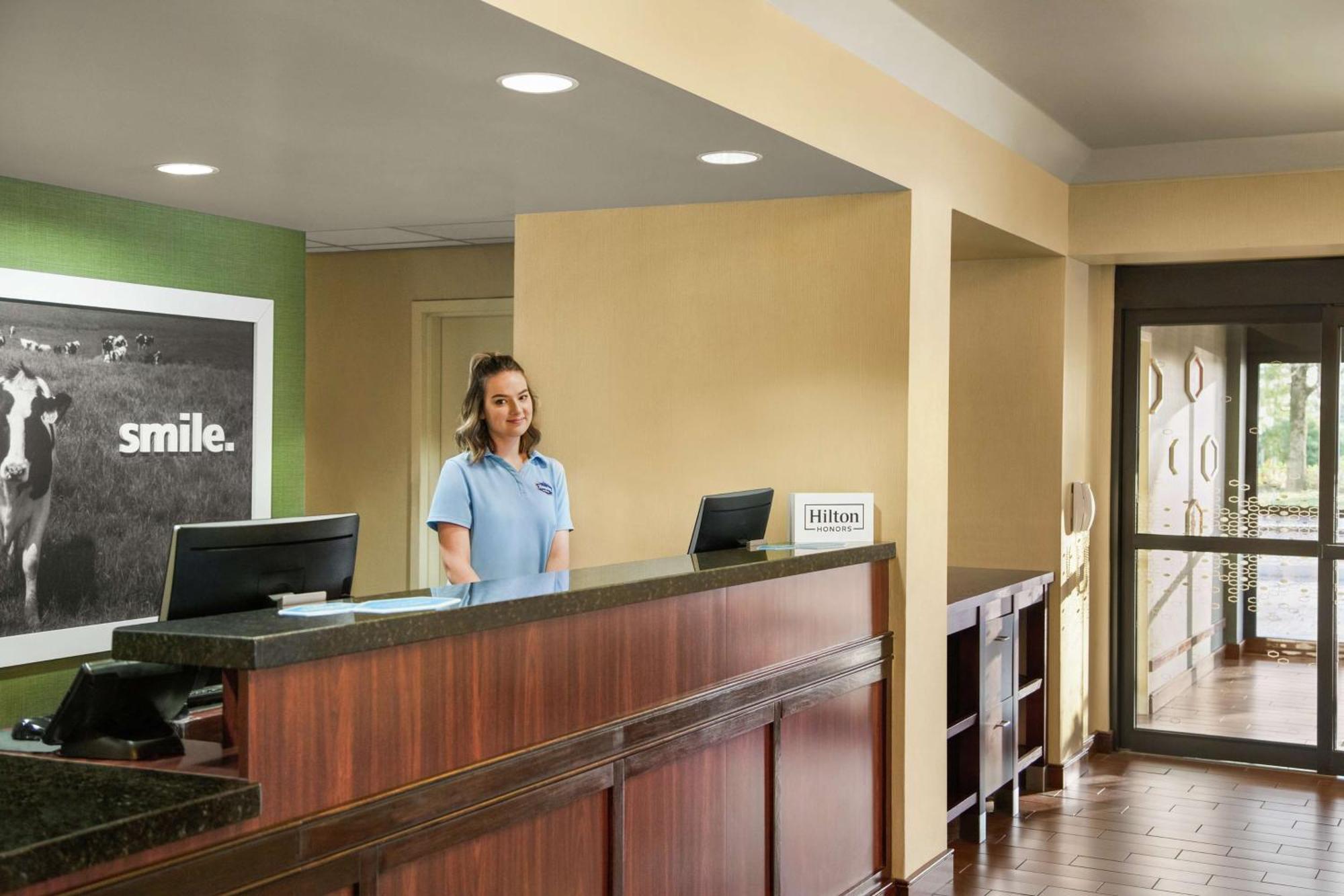 Hampton Inn Portland Airport Exterior foto